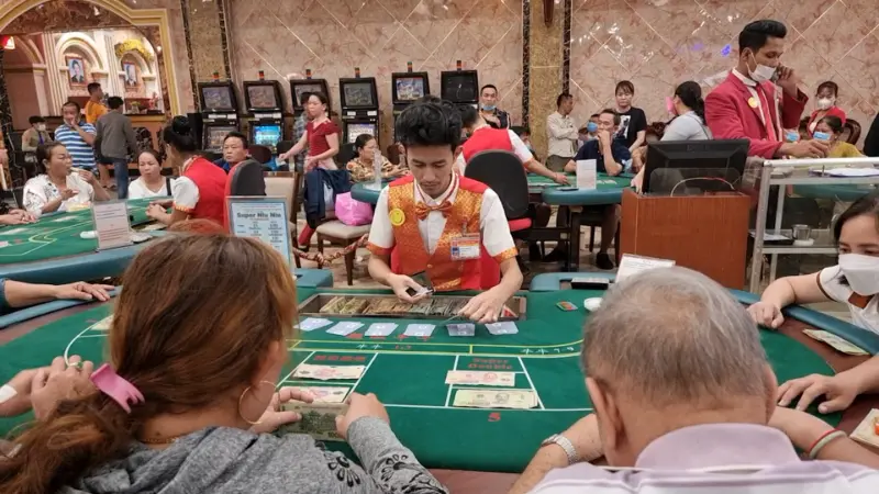 What is a dealer in Casino? What kind of people are they?