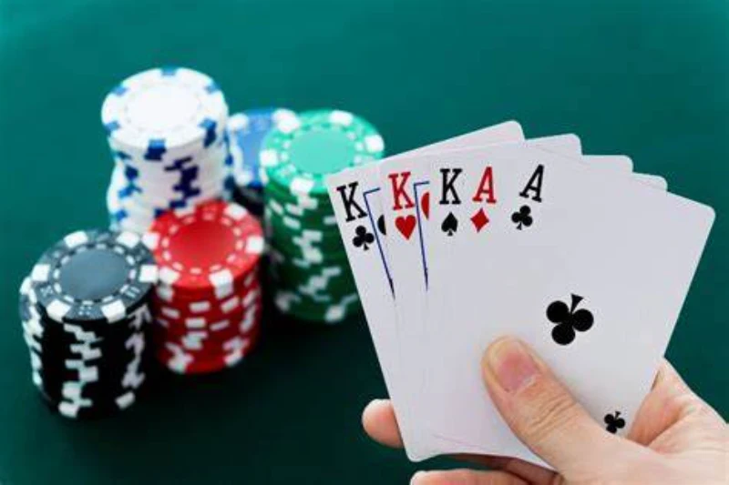 Bluff strategy in online poker